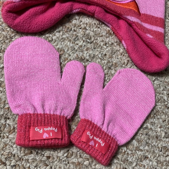 Peppa Pig hat and mitten set - Picture 2 of 7